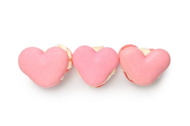 Beyaz arka planda kalp şeklinde kurabiyeler. Sevgililer Günü kutlaması