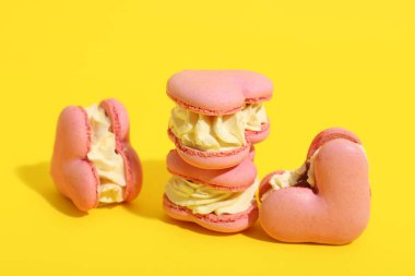 Sarı arka planda kalp şeklinde kurabiyeler. Sevgililer Günü kutlaması