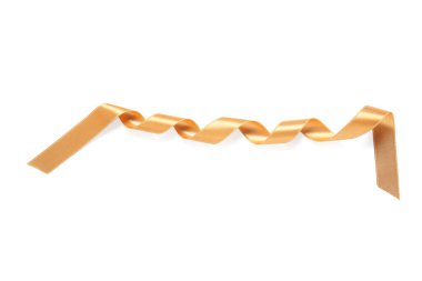 Beyaz arkaplanda kıvrımlı saten altın kurdele