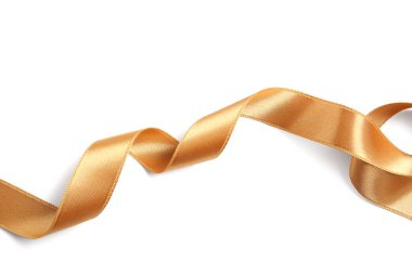 Beyaz arkaplanda saten altın kurdele, yakın plan.