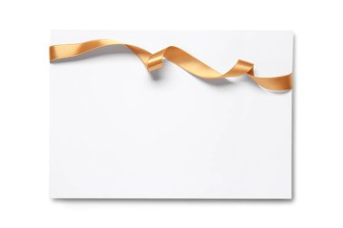 Beyaz arka planda güzel altın kurdeleli boş kağıt çarşaf.