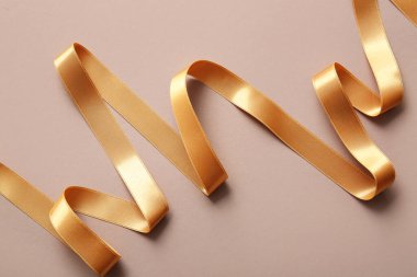 Renkli arkaplanda güzel altın kurdele