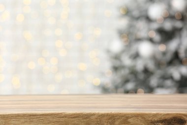 Noel arifesinde odada boş ahşap masa