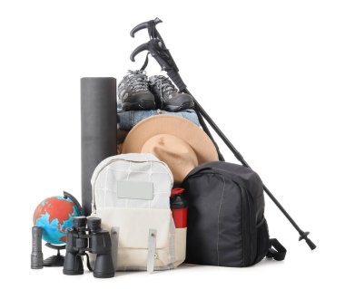 Beyaz arka planda yürüyüş direkleri, sırt çantaları ve yürüyüş ekipmanları