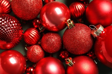 yeşil zemin üzerine kırmızı Noel topları