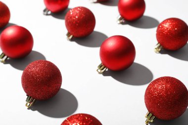 Gri arka planda kırmızı Noel topları, yakın plan