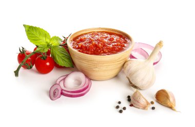 Lezzetli domates soslu kase ve beyaz arka planda izole edilmiş malzemeler, yakın plan.