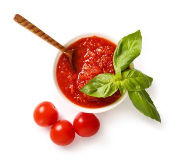 Beyaz arka planda izole edilmiş lezzetli domates soslu kase, yakın plan.