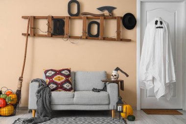 Koridorun içi kapı, kanepe ve hayaletle süslenmiş.