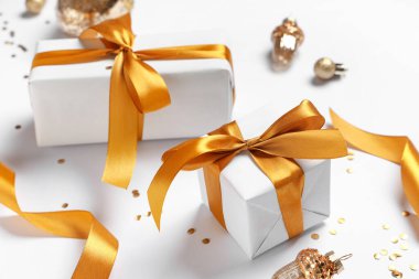 Farklı Noel süslemeleri ve beyaz arka planda izole edilmiş hediye kutularıyla güzel bir kompozisyon.