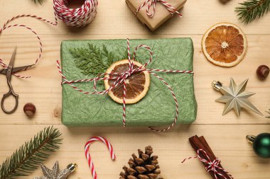 ahşap zemin üzerinde Noel hediyesi