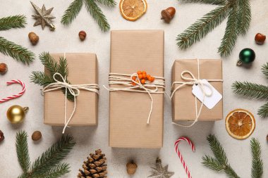 Gri arka planda Noel hediyeleri