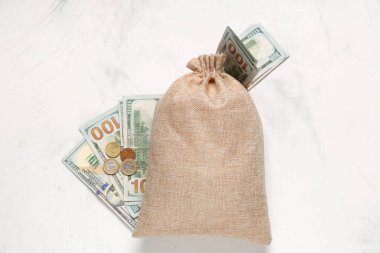 Para dolu çanta ve beyaz grunge arka planda dolar banknotları