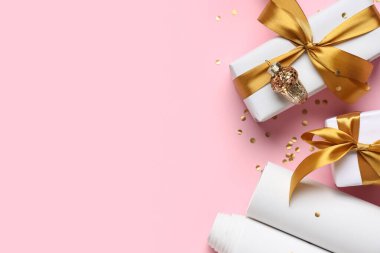 Hediye kutuları, konfeti ve pembe arka planda ambalaj kağıdı olan kompozisyon, yakın plan.