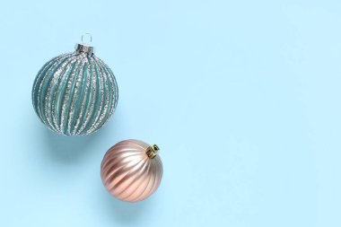 Mavi arka planda Noel topları olan kompozisyon, yakın plan