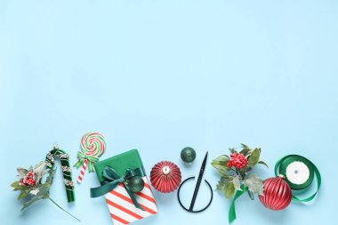 Hediye kutulu kompozisyon, dekoratif böğürtlen ve mavi arka planda Noel topları