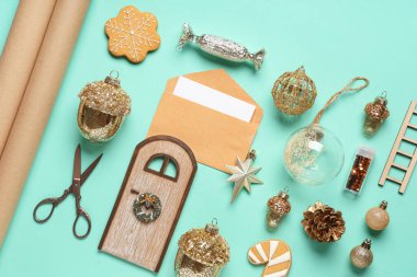 Noel topları, zarf, makas ve nane arkaplan ambalajlı kompozisyon, yakın plan