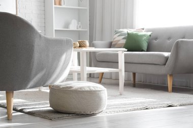 Yumuşak puf ve oturma odasında rahat koltuk