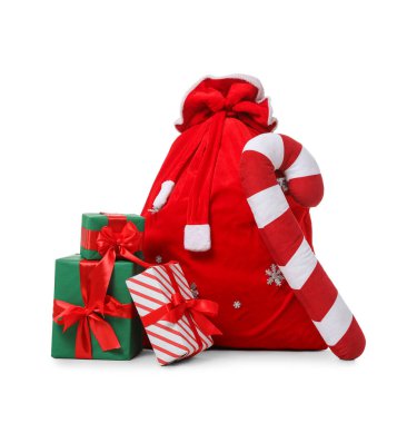 Noel Baba çantası, hediyeler ve beyaz arka planda izole edilmiş şeker kamışı.