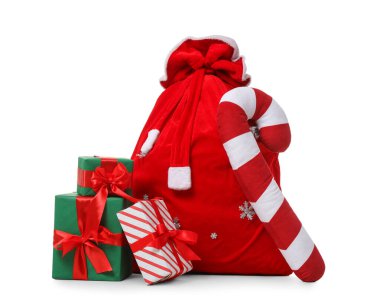 Noel Baba çantası, hediyeler ve beyaz arka planda izole edilmiş şeker kamışı.