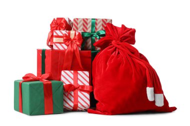 Noel Baba çantası ve beyaz arka planda izole edilmiş hediyeler.