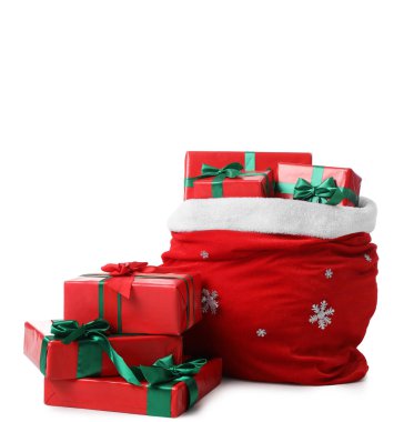 Noel Baba çantası ve beyaz arka planda izole edilmiş hediyeler.