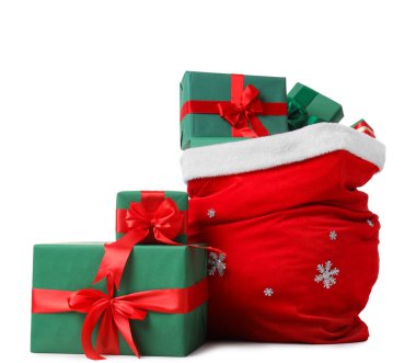 Noel Baba çantası ve beyaz arka planda izole edilmiş hediyeler.