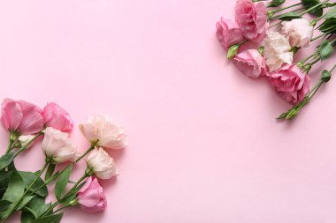 Pembe arka planda güzel Eustoma çiçeklerinden yapılmış çerçeve