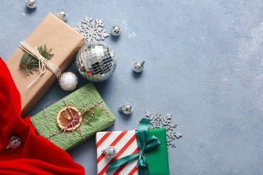 Disko toplarıyla Noel Baba çantası, Noel süsü ve mavi grunge arka planda hediye kutuları, yakın plan.