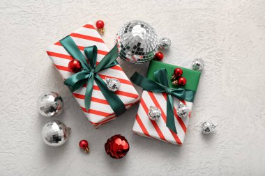 Disko topları ve beyaz grunge arka planda hediye kutuları ile Noel kompozisyonu