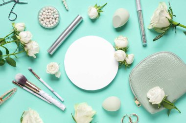 Boş kağıt çarşaflı kompozisyon, beyaz gül çiçekleri, makyaj ürünleri ve nane arkaplanda fırçalar