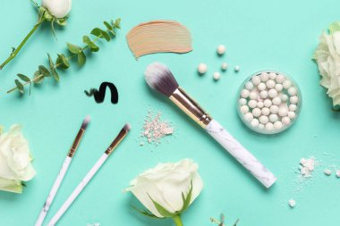 Nane arkaplanda beyaz gül çiçekleri, fırçalar ve makyaj ürünlerinden örnekler, yakın plan