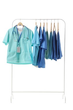 Beyaz arkaplanda tıbbi üniformalı raflar