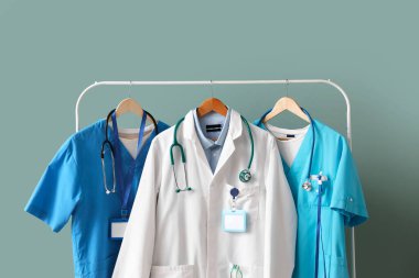 Yeşil arka planda tıbbi üniformalı adam.