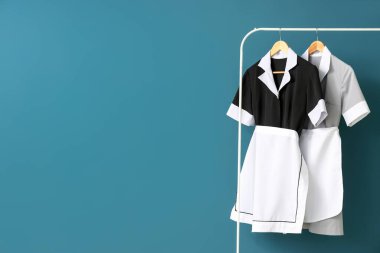 Mavi arka planda hizmetçi üniforması var.