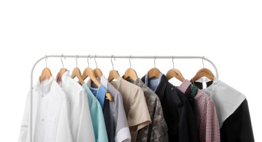 Beyaz arkaplanda farklı üniformalı raflar