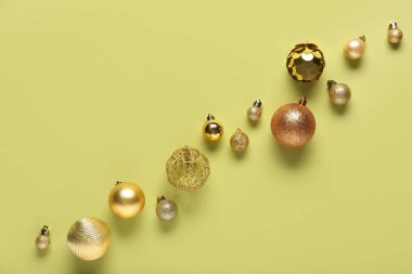 Yeşil arka planda altın Noel topları olan güzel bir kompozisyon