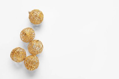 Beyaz arka planda altın Noel topları olan güzel bir kompozisyon