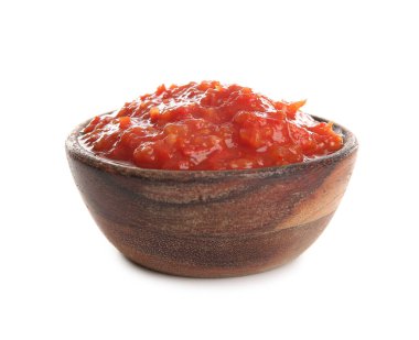 Beyaz arka planda bir kase lezzetli domates sosu