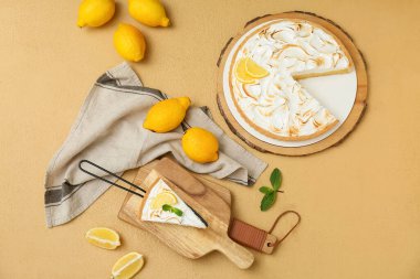 Bej rengi grunge arkaplanda lezzetli limonlu turta tabağı