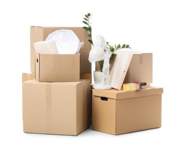 Ofis eşyalarının olduğu kutuları beyaz arkaplanda taşımak