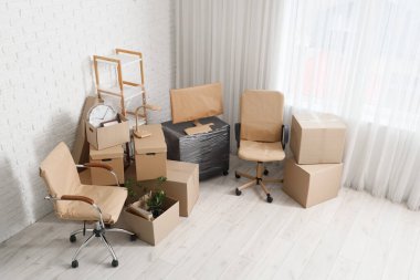 Ofiste mobilyalarla kutuları taşımak