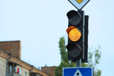 Şehirdeki sarı trafik ışıklarının görüntüsü