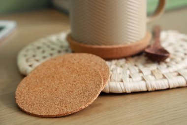 Ofisteki masada bardak altlığı iç, yakın çekim.