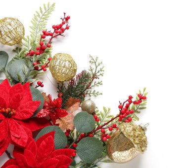 Beyaz arka planda Noel çiçekleri ve topları olan kompozisyon, yakın plan