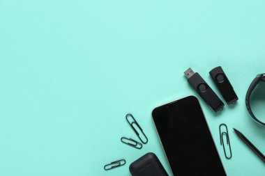 Cep telefonu, kırtasiye ve turkuaz arka planda modern flaş bellek bileşimi