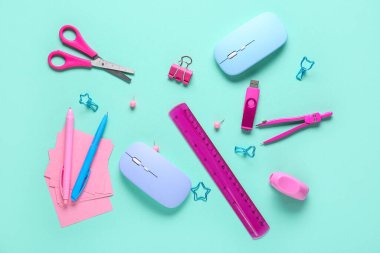 Fare, kırtasiye ve turkuaz arka planda modern flash disk bileşimi