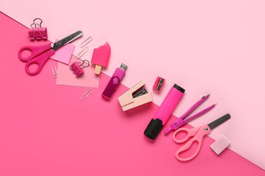 Kırtasiye malzemesi ve pembe arka planda modern flaş bellek kompozisyonu