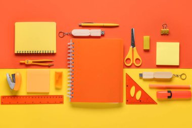 Renk arkaplan üzerinde kırtasiye ve modern flash disk ile kompozisyon