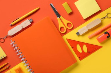 Renk arkaplan üzerinde kırtasiye ve modern flash disk ile kompozisyon